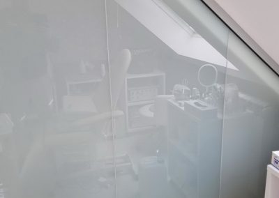 Izrada i montaža staklene pregrade i vratiju – Varaždin