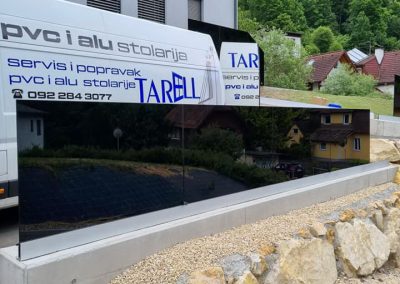 Montaža dvorišne ograde – ALU profil nosači i crno laminirano kaljeno staklo – Leoben, Austrija