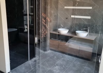 Montaža staklene tuš kabine