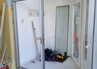 Preinaka – dvokrilna vrata, vanjsko otvaranje, na fiksni dio s vratima, unutarnje otvaranje