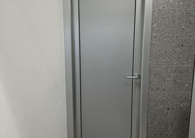 ALU vrata sa obuhvatnim štokom i izolacijskim panelom bez praga