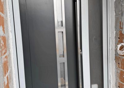 PVC vrata s dekorativnim panelom i inox rukohvatom, otvaranje na elektro prihvat brave