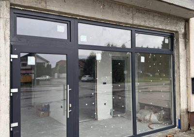 Zatvaranje poslovnog prostora PVC stolarijom. bijelo-antracit boja – Varaždin