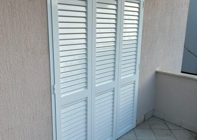 Izrada i montaža ALU fasadnih zaokretnih grilja i PVC vratiju