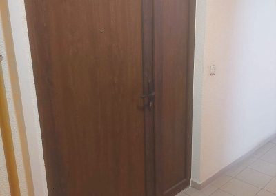 Zamjena starih drvenih vrata novim PVC vratima u boji oraha