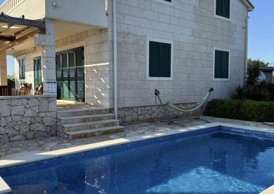 Popravak, podešavanje i servis kompletne PVC stolarije i svih ALU grilja  –  rezultat  –   sve se otvara i zatvara savršeno