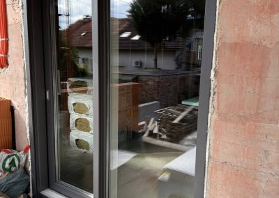 Ugradnja PVC stolarije s troslojnim staklom i Smart Slide kliznim stijenama na manjoj zgradi s pet stambenih jedinica