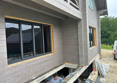 Zatvaranje drvene kuće ALU stolarijom s troslojnim sivim Parsol staklom