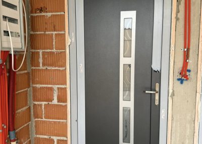 Zatvaranje obiteljske kuće PVC stolarijom s troslojnim staklima, ukrasnim vratnim panelom i roletama na motorni pogon