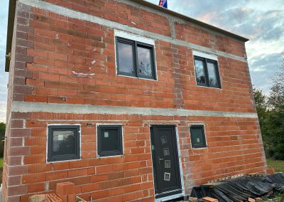 Zatvaranje obiteljske kuće PVC stolarijom s troslojnim staklom i ALU roletama s motornim pogonom