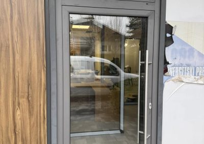 Zatvaranje poslovnog prostora ALU vratima s nadsvjetlom, ALU pregradom i staklenim vratima s ALU dovratnikom